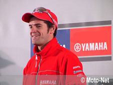 Carlos Checa lors de la présentation européenne du team Fortuna Gauloises Yamaha jeudi à Barcelone