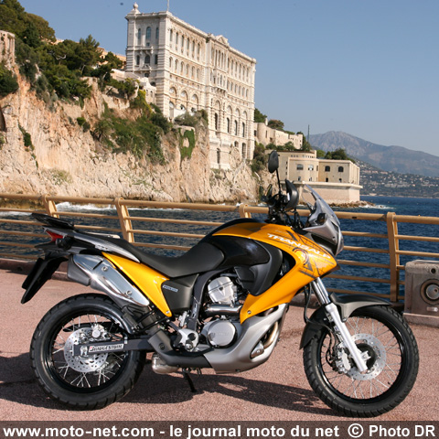 Test Honda XL700V Transalp : La Transalp poursuit son bonhomme de… route 