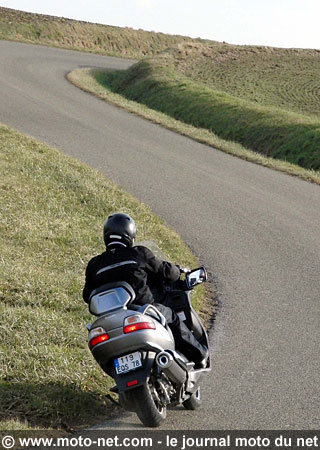 Essai comparatif maxiscooters Honda Silverwing 600 et Suzuki Burgman 650