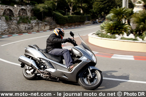Test Honda SW-T400 : Honda à l'aspi du Tmax ?
