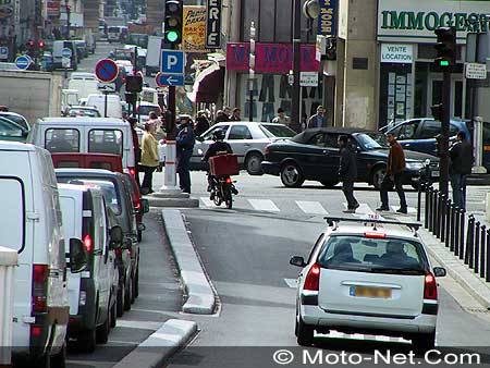 Rétrécissement de la voie de bus au niveau des feux