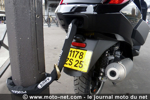 Essai comparatif Peugeot 125 BlackSat Executive vs Piaggio MP3 400 LT : le bonheur sans le permis moto !