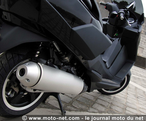 Essai comparatif Peugeot 125 BlackSat Executive vs Piaggio MP3 400 LT : le bonheur sans le permis moto !