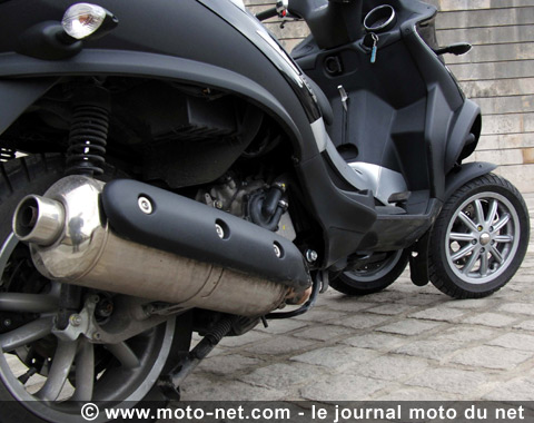 Essai comparatif Peugeot 125 BlackSat Executive vs Piaggio MP3 400 LT : le bonheur sans le permis moto !