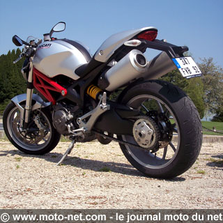 Face à face à l'européenne : le nouveau Ducati Monster défie la Triumph Speed Triple !