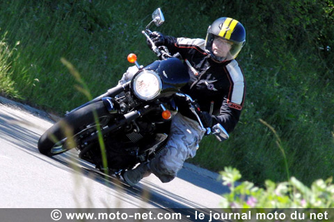 Face à face GT 1000 Touring / Nouvelle Bonneville : un oeil dans le rétro