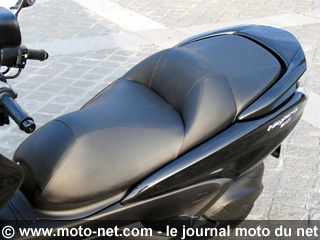 Duel Suzuki Burgman 400 Z / Yamaha Majesty 400 : du rififi chez les commuters !