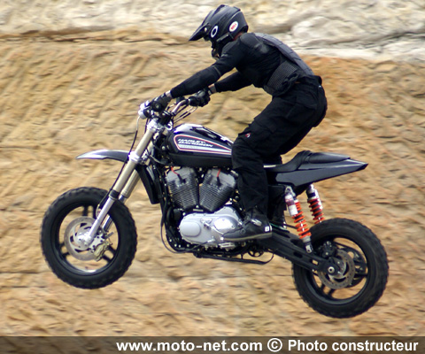 Seth Enslow et sa XR1200 - Record battu : Un vol de 53,34 mètres sur une Harley-Davidson !