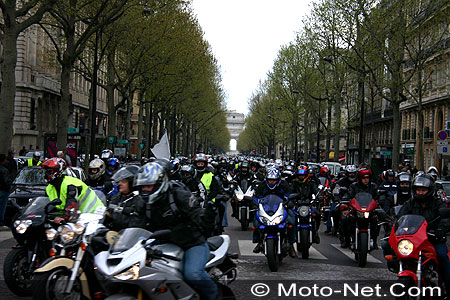 Les motards enterrent les feux de jour