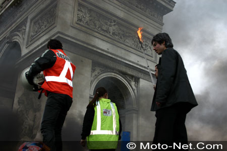Les motards enterrent les feux de jour