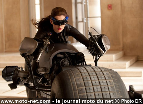 Une Moto Avec Le Mot Batman Dessus