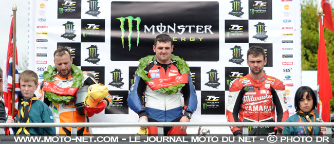 Bruce Anstey, Michael Dunlop et William Dunlop - Tourist Trophy Superbike 2013 : Michael Dunlop s'impose dans la course Superbike