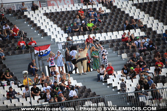 WSBK France - Galerie photo : stands et umbrella girls à Magny-Cours