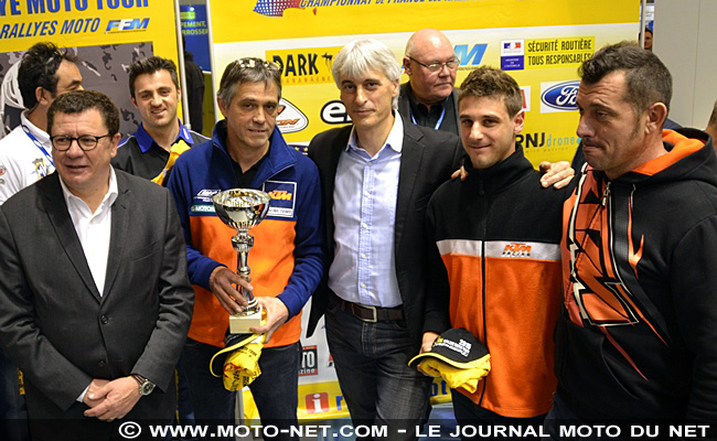 Remise des prix officielle du Dark Dog Rallye Moto Tour 2015 au salon de Paris