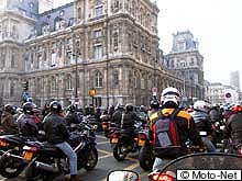 Le cortège arrive aux abords de l'Hôtel de Ville