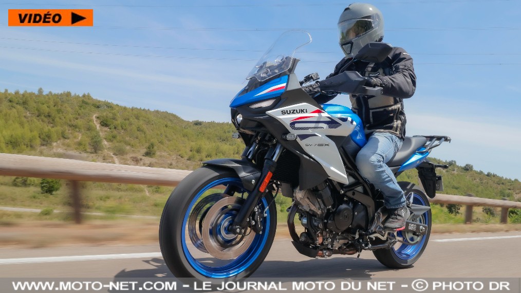 Notre essai vidéo Suzuki SV-7GX 2026

Moto-Net.Com teste la nouvelle Suzuki SV-7GX, variante routière de l'inoxydable SV650. Un semi-carénage, un porte-paquets, un shifter bidirectionnel, une instrumentation TFT avec prise USB suffisent-ils à transformer le roadster en routière ? Le twin de 645 cc, accessible A2, a-t-il encore le répondant pour inquiéter la référence Tracer 7 ? Réponses dans notre essai, avec la liste de toutes ses rivales !
