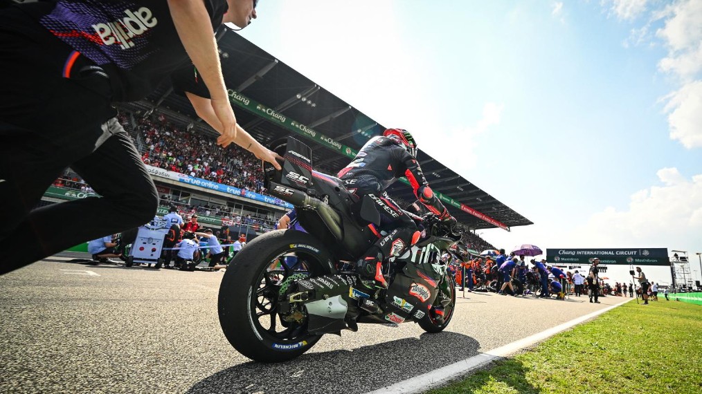 Résultats et classements MotoGP du GP de Thaïlande 2026

Quelle ouverture de saison MotoGP 2026 ! Marco Bezzecchi, grandissime favori du GP de Thaïlande sur son Aprilia, s'est pris les pieds dans le tapis au sprint avant de mettre tout le monde d'accord en principale, tandis que Pedro Acosta décroche sa première victoire sur tapis vert après une arsouille santionnée pour Marc Marquez. Le champion en titre, peu en veine, termine le week-end sur une crevaison, alors que les français sont à la peine.
