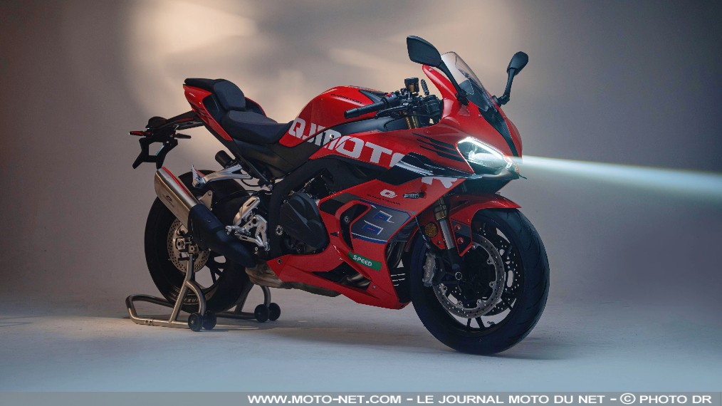 QJMotor muscle sa sportive 4-cylindres avec la SRK 800 RS