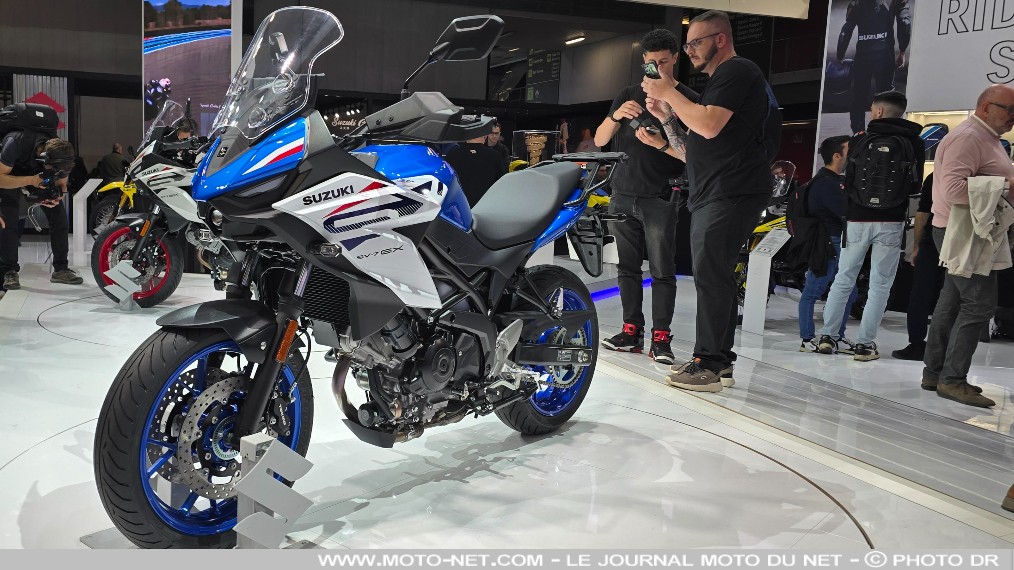 Nouveautés 2026 Suzuki : SV-7GX, l'alternative routière V-Twin

En voilà une idée qu'elle est bonne : Suzuki dévoile au salon EICMA de Milan une version routière à grand guidon de sa cultissime SV650. Cette concurrence désignée des Tracer 7 et Versys 650 s'en démarque par son joyeux bicylindre en V de 73 ch, aux normes Euro5+. Présentation de la SV-7GX 2026.
