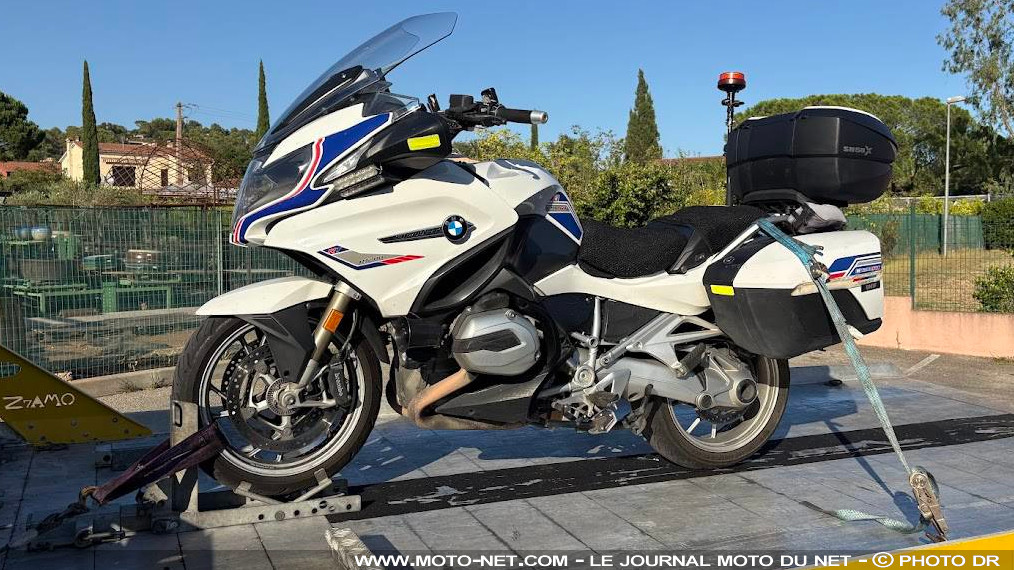 Se faire passer pour un motard de la police est une mauvaise idée

Si c'est vrai ! À moto, on a parfois du mal à se faire repérer dans le flot de la circulation et à se faire respecter aux intersections. Un motard a donc eu la lumineuse idée de rendre sa BMW R1200RT plus visible… Un peu trop cependant : maquillée comme une moto de police, elle a été saisie par les gendarmes et pourrait lui être confisquée. Explications.
