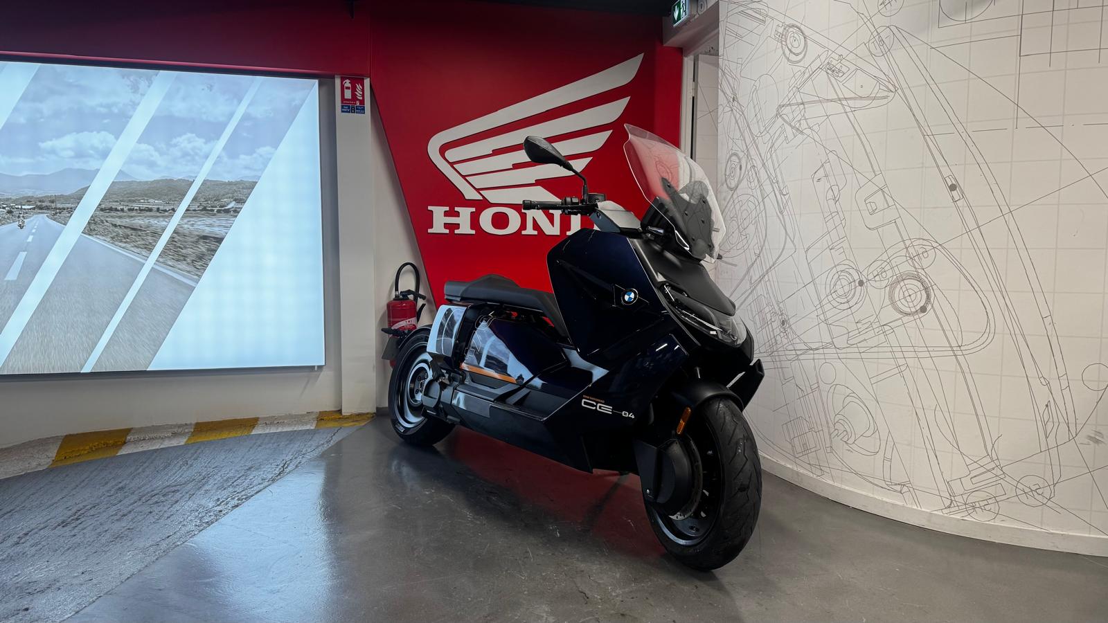 BMW 400 CE 04