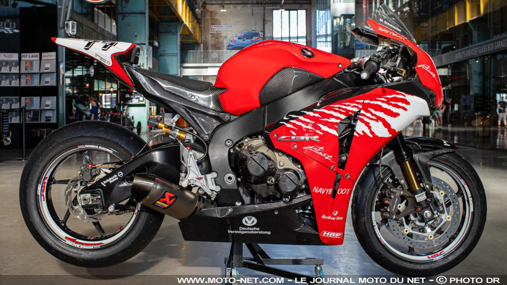 Une Honda Fireblade d'occasion - et de Schumacher - vendue à 64800 euros 

Estimée entre 25 et 35 milliers d'euros par la maison de vente aux enchères RM Sotheby's, la CBR1000RR préparée pour le septuple champion du monde de Formule 1, Michael Schumacher, s'est finalement vendue à 64 800 euros. Soit deux fois le prix d'une actuelle Fireblade SP Carbon Edition. Ou moitié plus qu'une paire de bottines d'Ayrton Senna...
